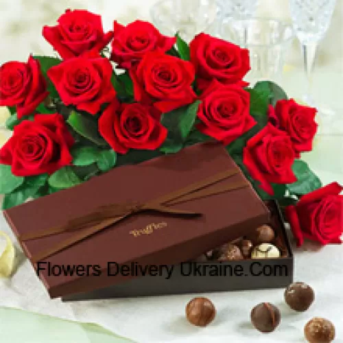 مجموعة جميلة من 11 وردة حمراء مع حشوات موسمية مرفقة بصندوق شوكولاتة مستوردة