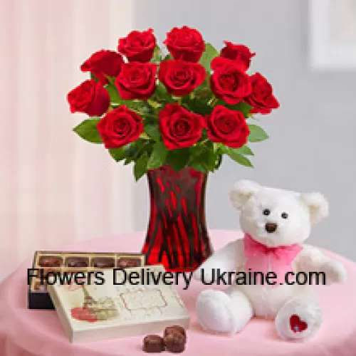 11 Roses Rouges Avec Quelques Fougères Dans un Vase en Verre, un Mignon Ours en Peluche Blanc de 12 Pouces de Hauteur et une Boîte de Chocolats Importés