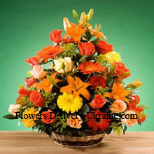 Panier de fleurs assorties comprenant des roses et des géraniums de différentes couleurs. Ce panier contient également des remplissages saisonniers
