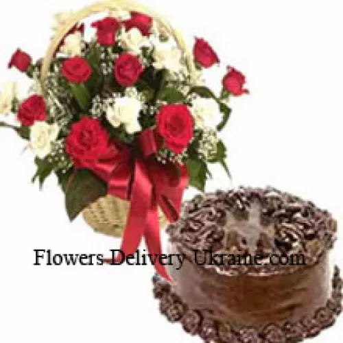 Panier de 25 roses de différentes couleurs et un gâteau au chocolat de 1 kg (2,2 livres)