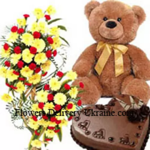 Un arrangiamento alto 3 piedi di fiori assortiti, una torta di cioccolato a forma di cuore da 1 kg e un orsacchiotto alto 2 piedi