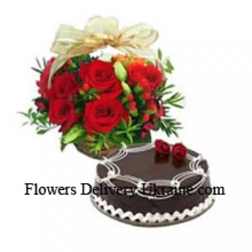 Panier de 11 roses rouges avec un gâteau au chocolat truffé de 1 kg