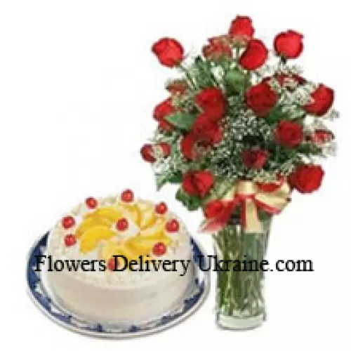 25 roses rouges avec quelques fougères dans un vase en verre, un mignon ours en peluche brun et une boîte de chocolats importée