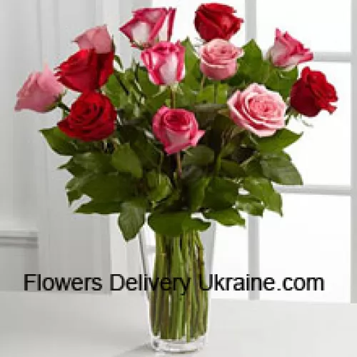 5 Roses Rouges, 4 Roses Roses et 4 Roses Bicolores Avec des Remplissages Saisonniers Dans un Vase en Verre