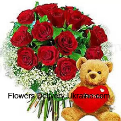 Bouquet de 11 roses rouges avec des remplisseurs saisonniers et un mignon ours en peluche brun de 8 pouces